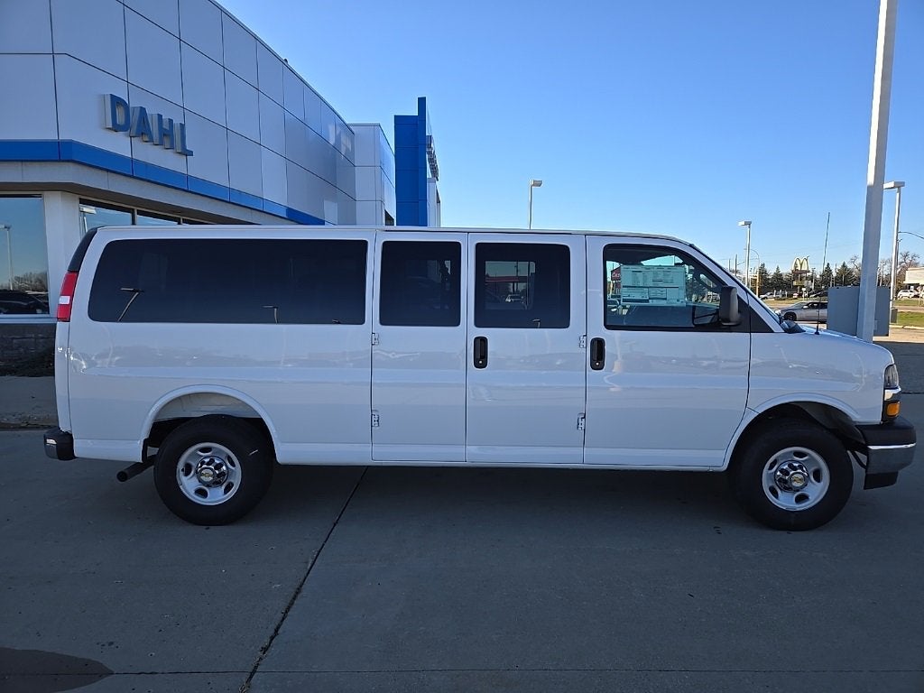2025 Chevrolet Express Passenger 3500 1LT
