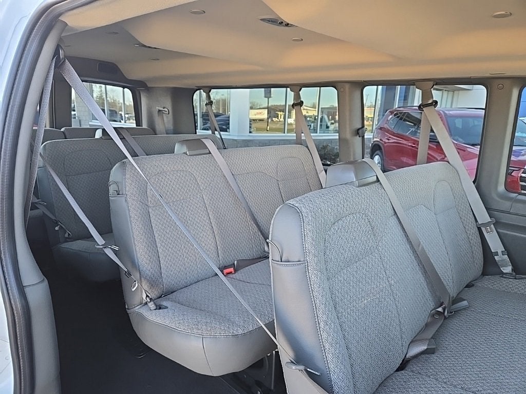 2025 Chevrolet Express Passenger 3500 1LT