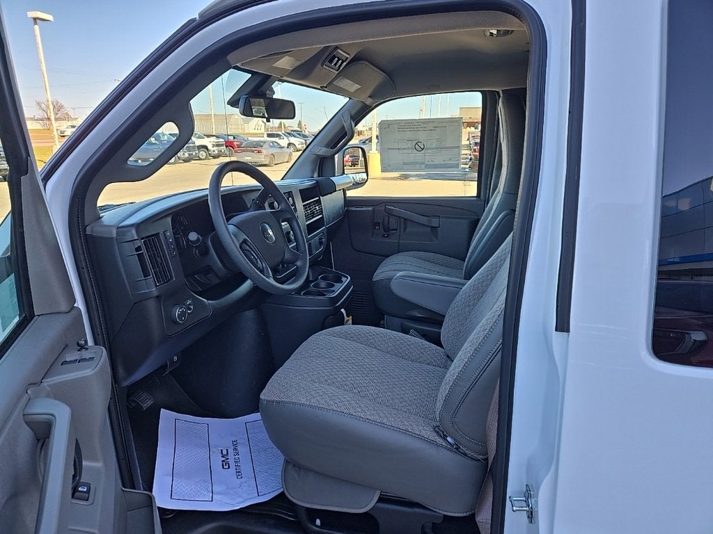 2025 Chevrolet Express Passenger 3500 1LT