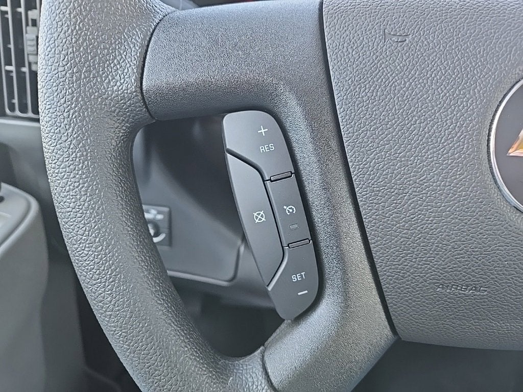 2025 Chevrolet Express Passenger 3500 1LT