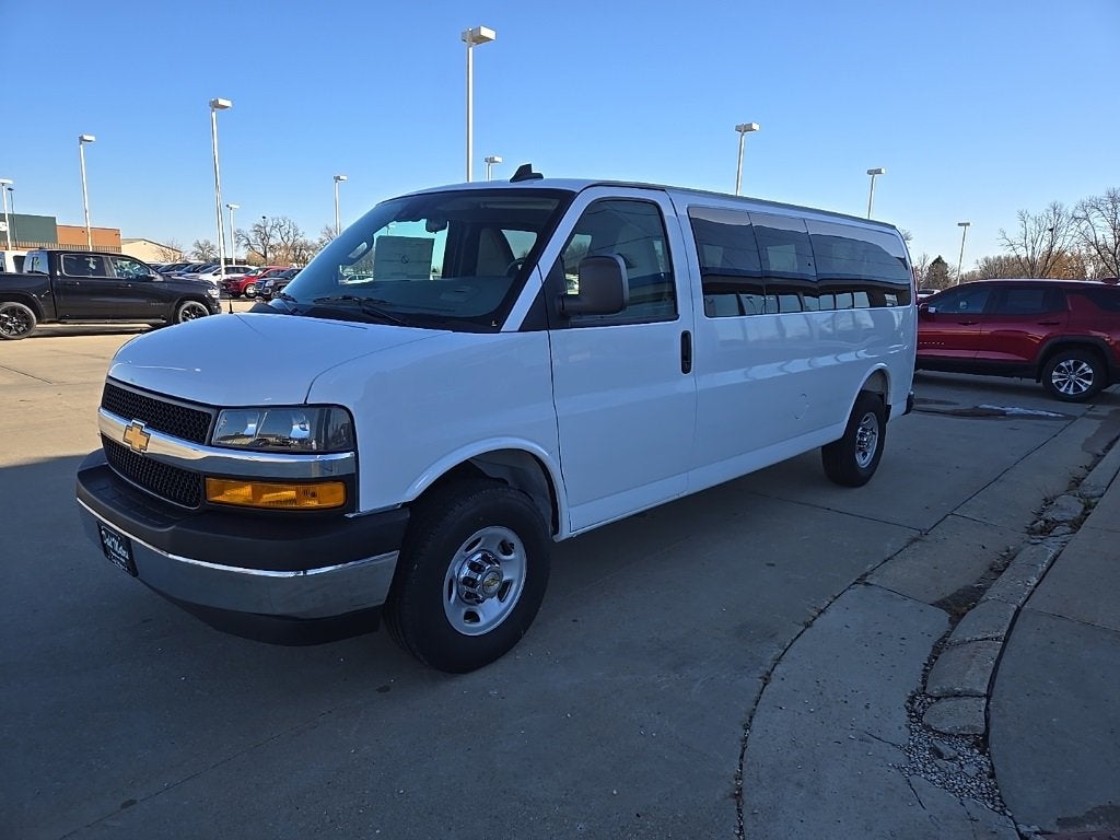 2025 Chevrolet Express Passenger 3500 1LT