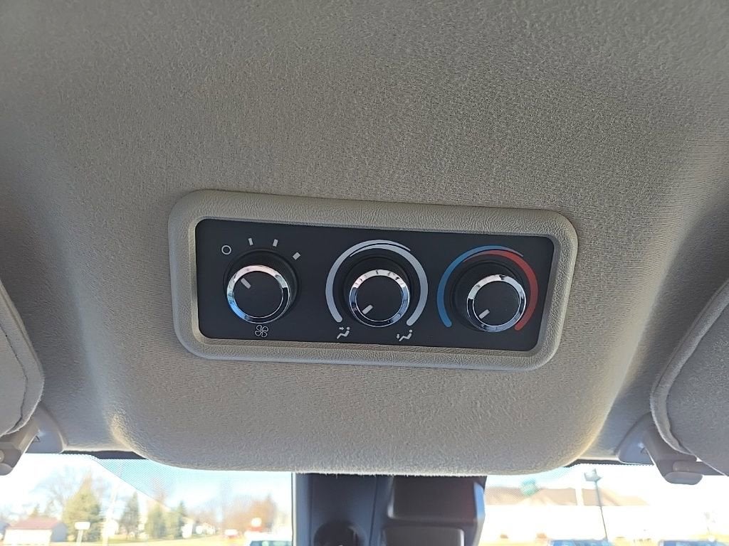 2025 Chevrolet Express Passenger 1LT