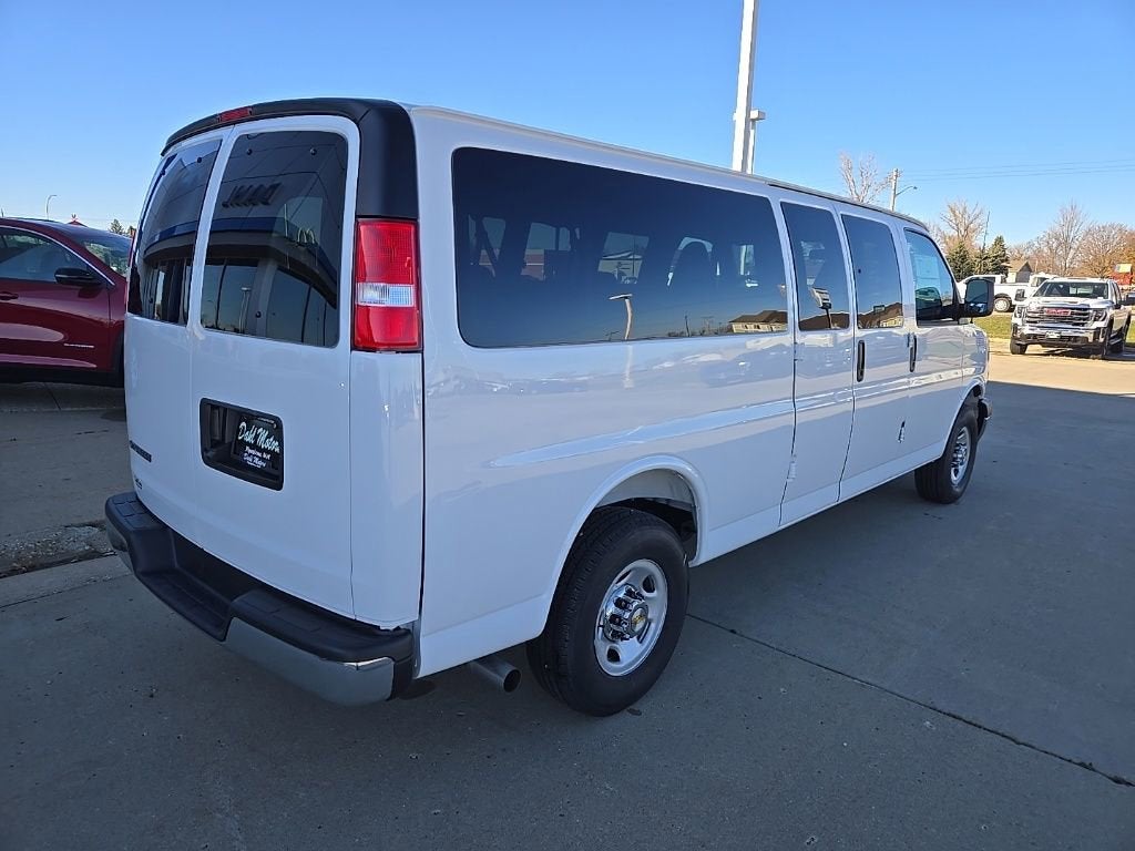 2025 Chevrolet Express Passenger 1LT