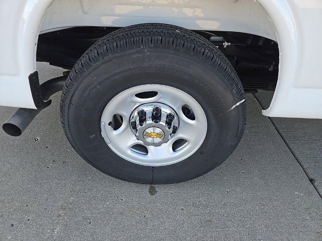 2025 Chevrolet Express Passenger 1LT