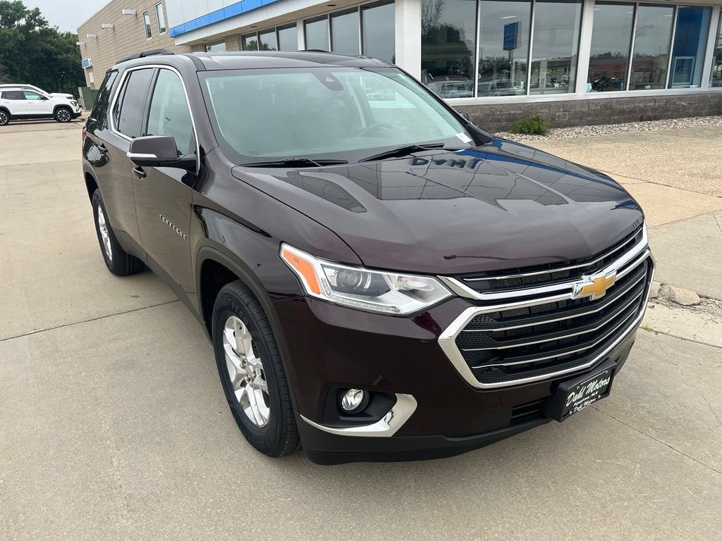 Used 2020 Chevrolet Traverse 1LT with VIN 1GNEVGKW8LJ251095 for sale in Pipestone, Minnesota